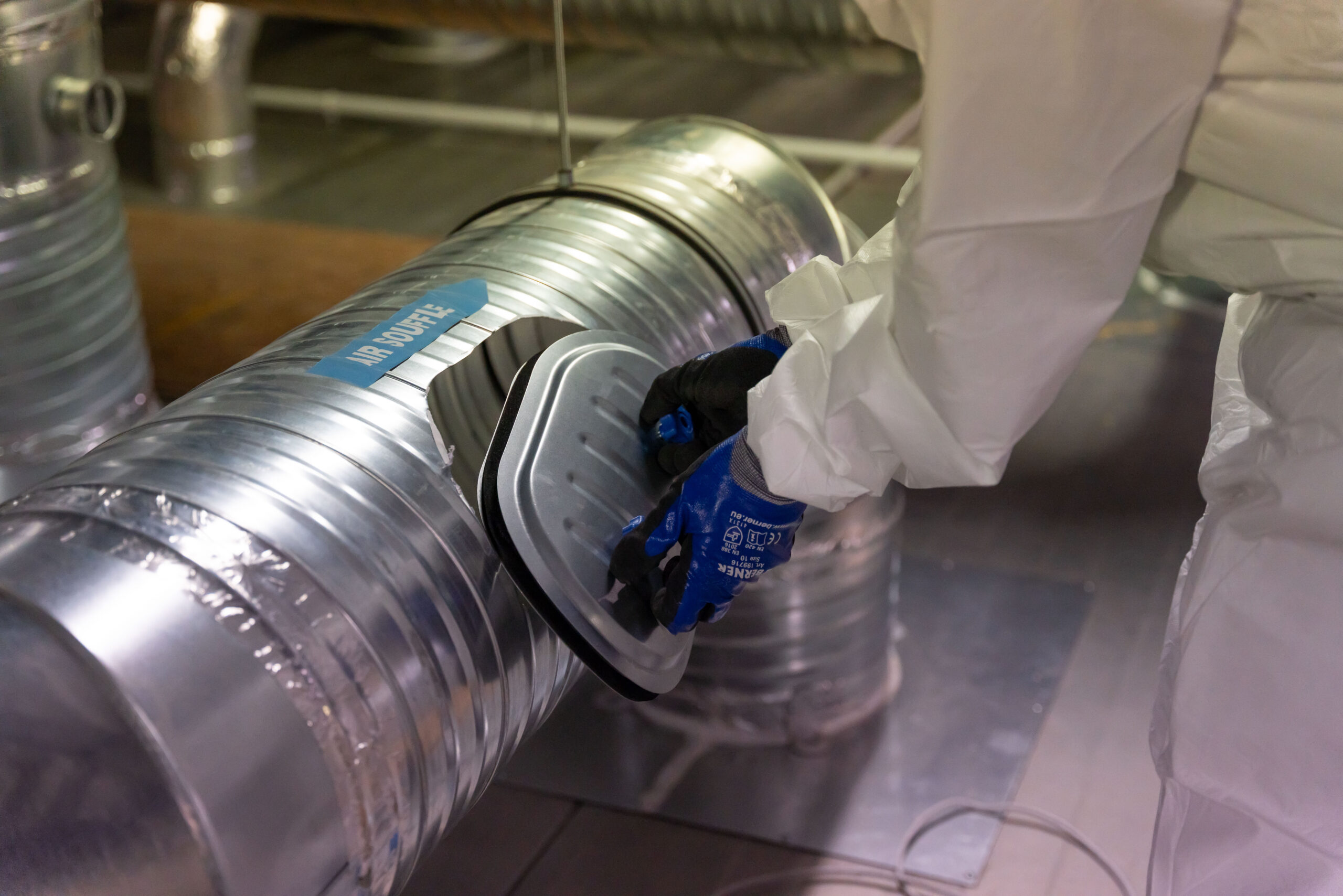 installation of an access hatch on a ventilation duct